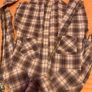 Mens AE button up shirt has one button that doesn’t snap but in good condition